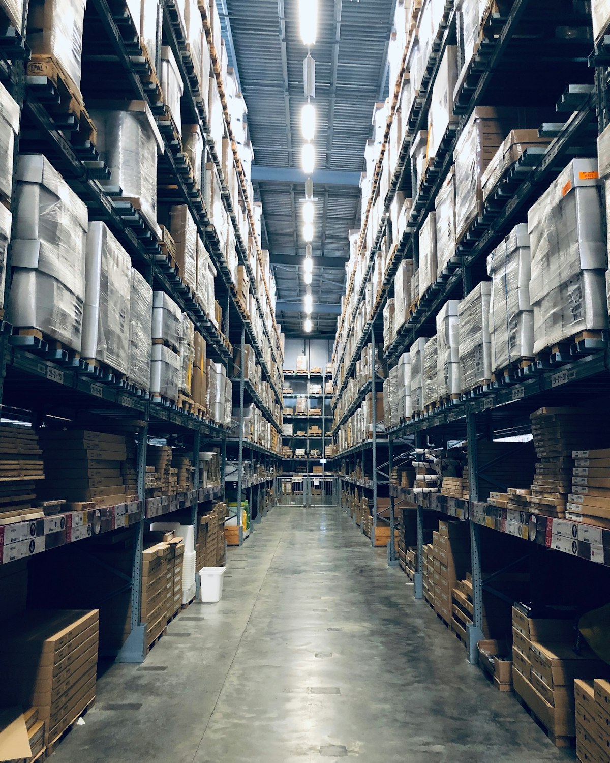 Long warehouse aisle with high-bay pallet racking for e-commerce fulfillment